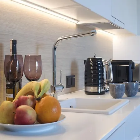 In With & Pools דירה