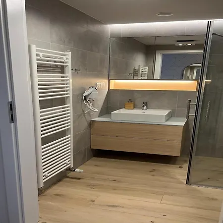 In With & Pools דירה *